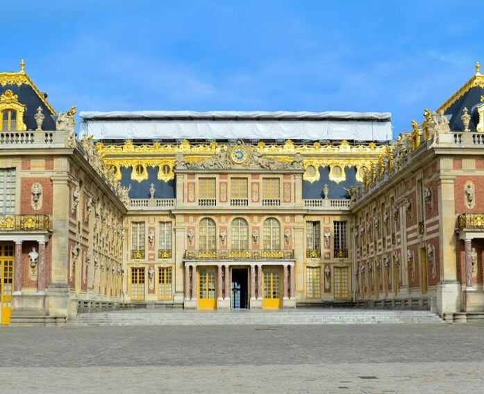 agence-wordpress-versailles-78-architecture-institutionnelle Vue de la façade classique et des lignes architecturales du Château de Versailles, symbolisant la rigueur et la conformité aux normes réglementaires (RGAA, RGESN) de l'agence WordPress AGEPCom dans les Yvelines.